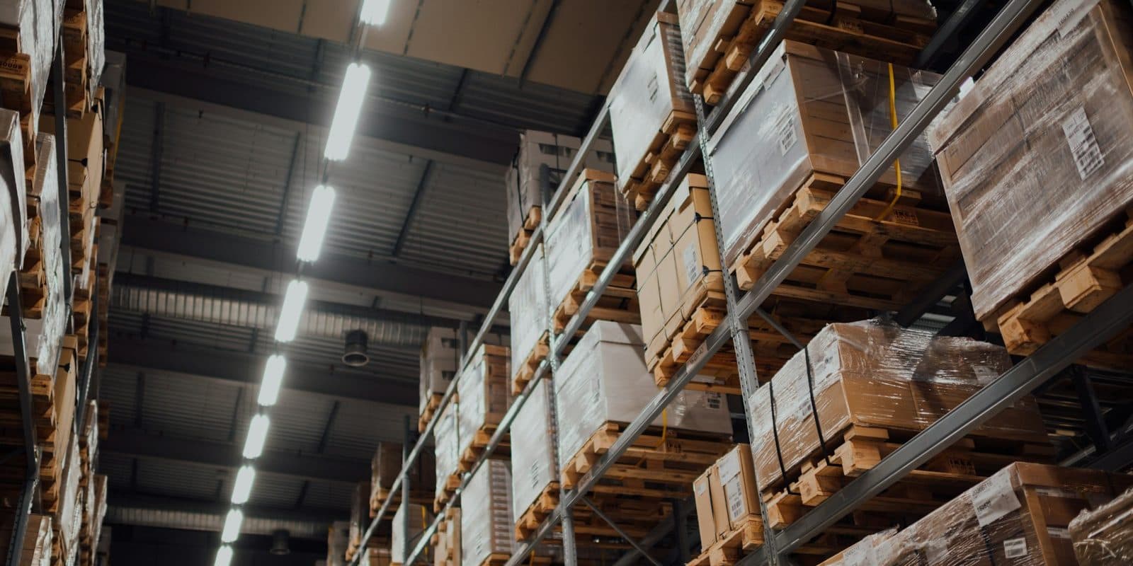 Rayonnages d'entrepôt chargés de cartons